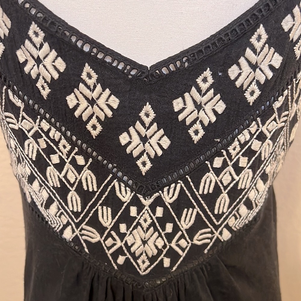 Lucky Brand Black Sleeveless Tank Top with Graphic Asymmetrical Design - Picture 8 of 11